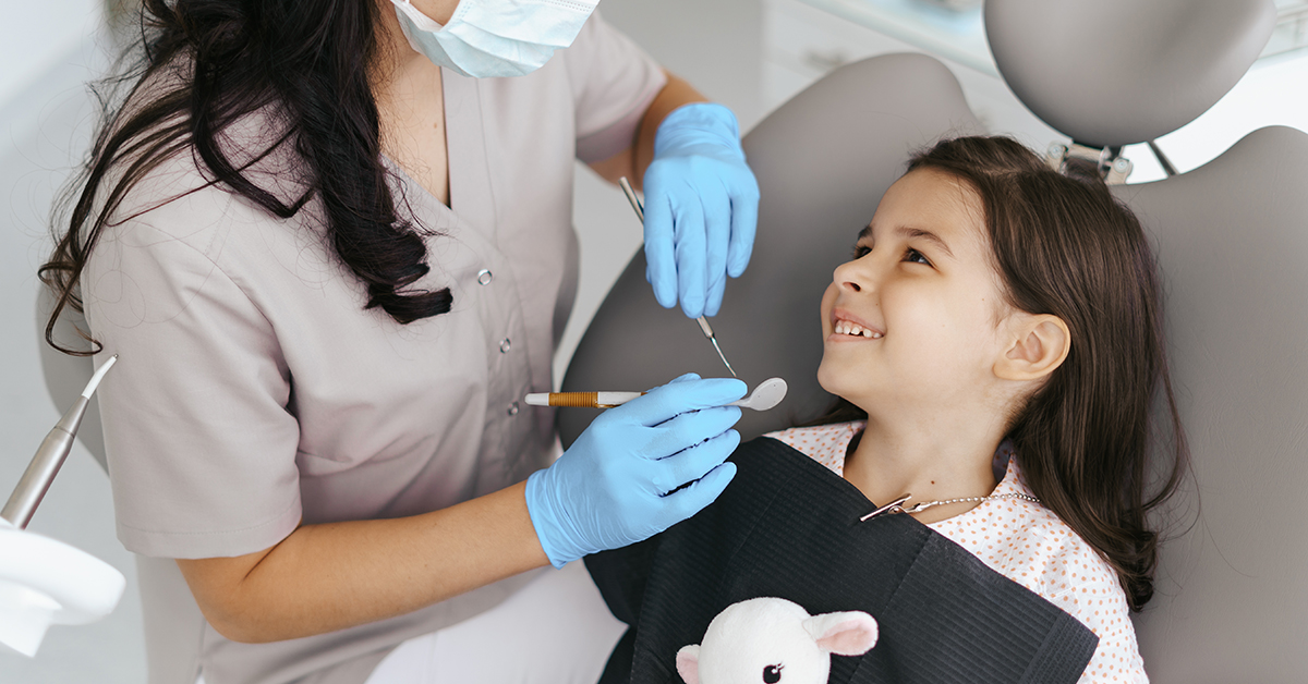 Primul Pas către un Zâmbet Sănătos: Ghidul pentru Prima Vizită a Copilului la Stomatolog